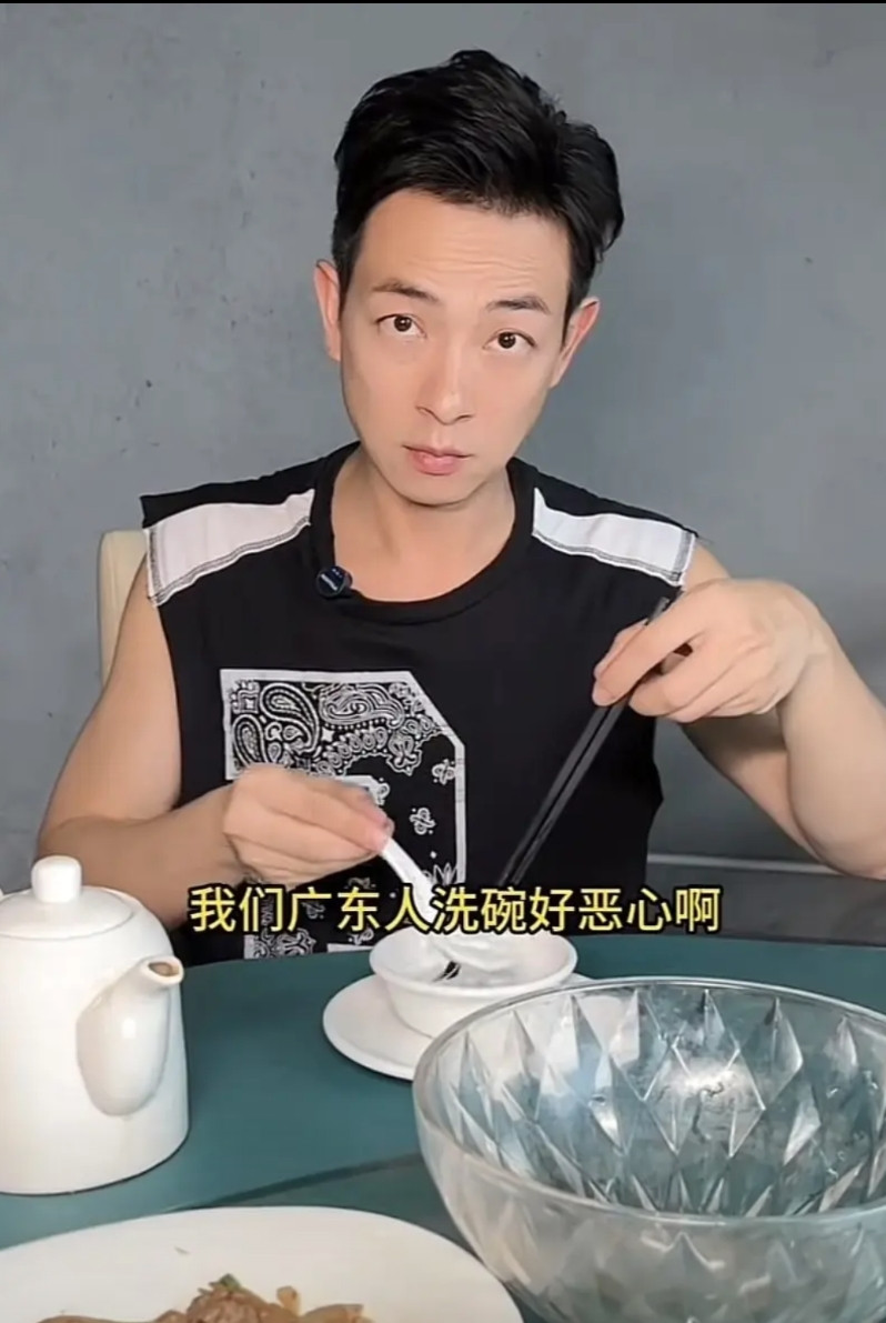 香港演员梁竞辉为广东“烫碗文化”发声：（那位教授）孤陋寡闻，何必管他！十多年