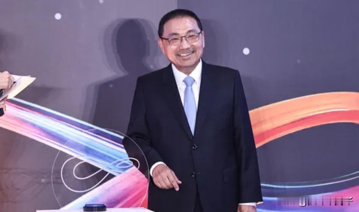 李四川民调大幅度领先，侯友宜终于松口一定支持蓝营提名的候选人郑丽文和黄国昌见