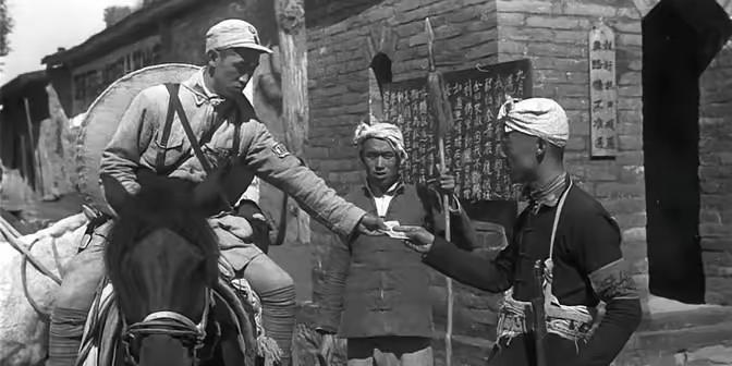 1945年，八路军旅长要处决团政委。临刑前，旅长的警卫员，突然靠近团委松绑，并催