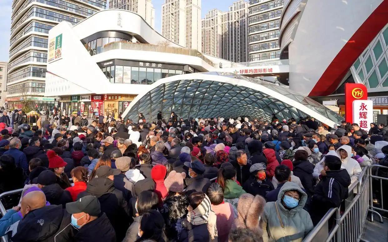 半年前胖东来搞了一场内部投票，问员工愿不愿意每月扣一千块钱多休四十天假，结果八成