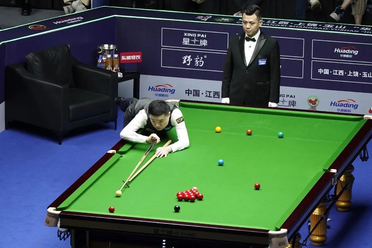 一位顶尖的斯诺克选手如果转行打中式八球，是会因为“技术过剩”降维打击，还是会因为
