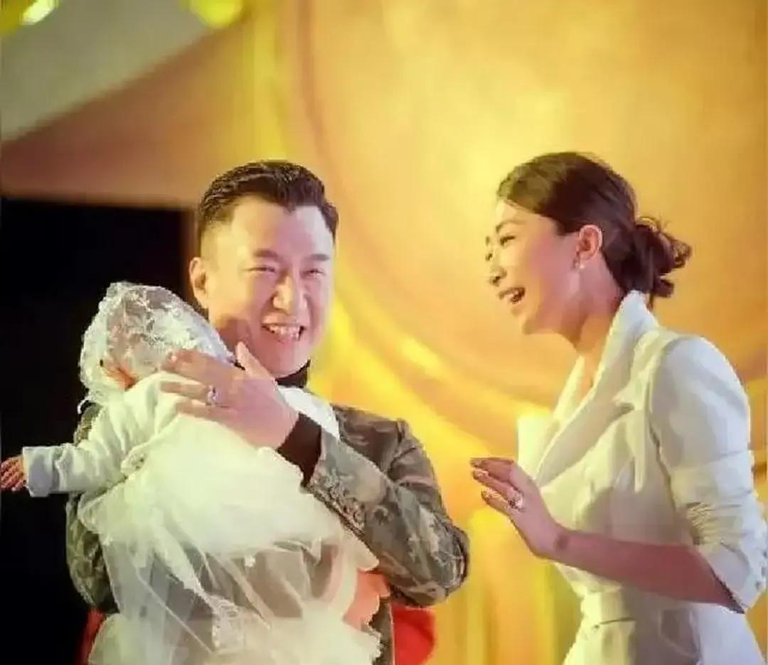 孙红雷，这个没人敢跟他同台吃饭的男人，在给老婆拎包。横店夜市，烧烤摊油烟缭绕。