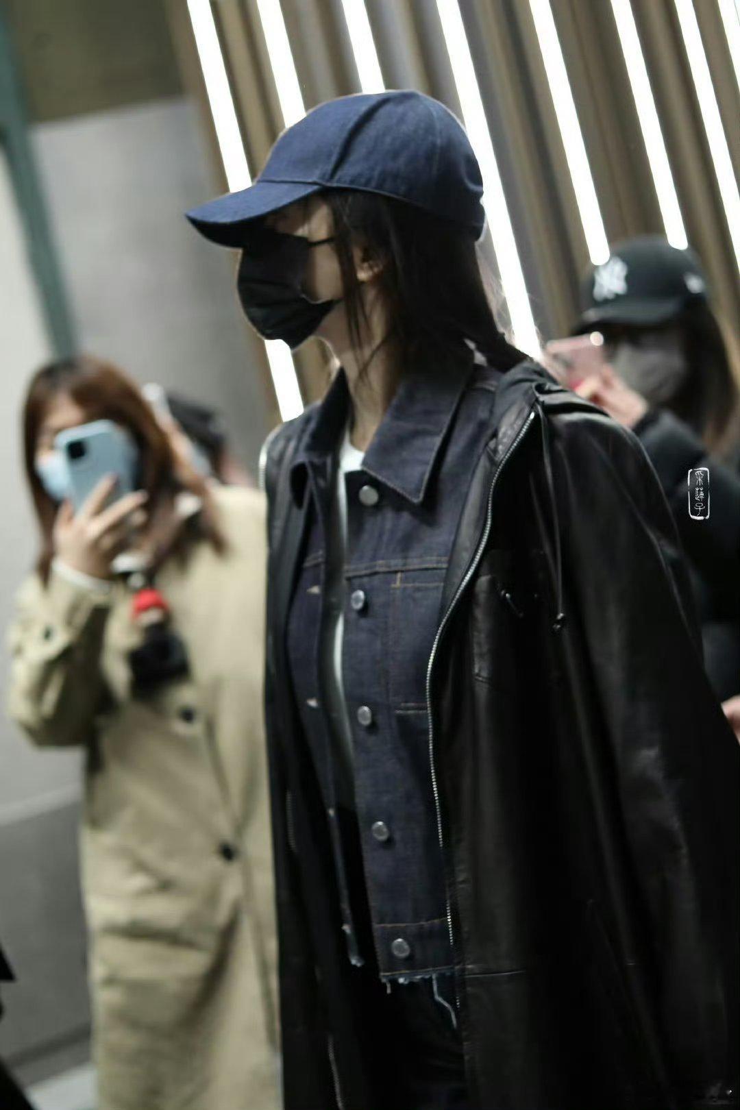 杨幂米兰到达路透杨幂米兰机场路透全程在线，Prada牛仔套装+黑皮大衣，简约利