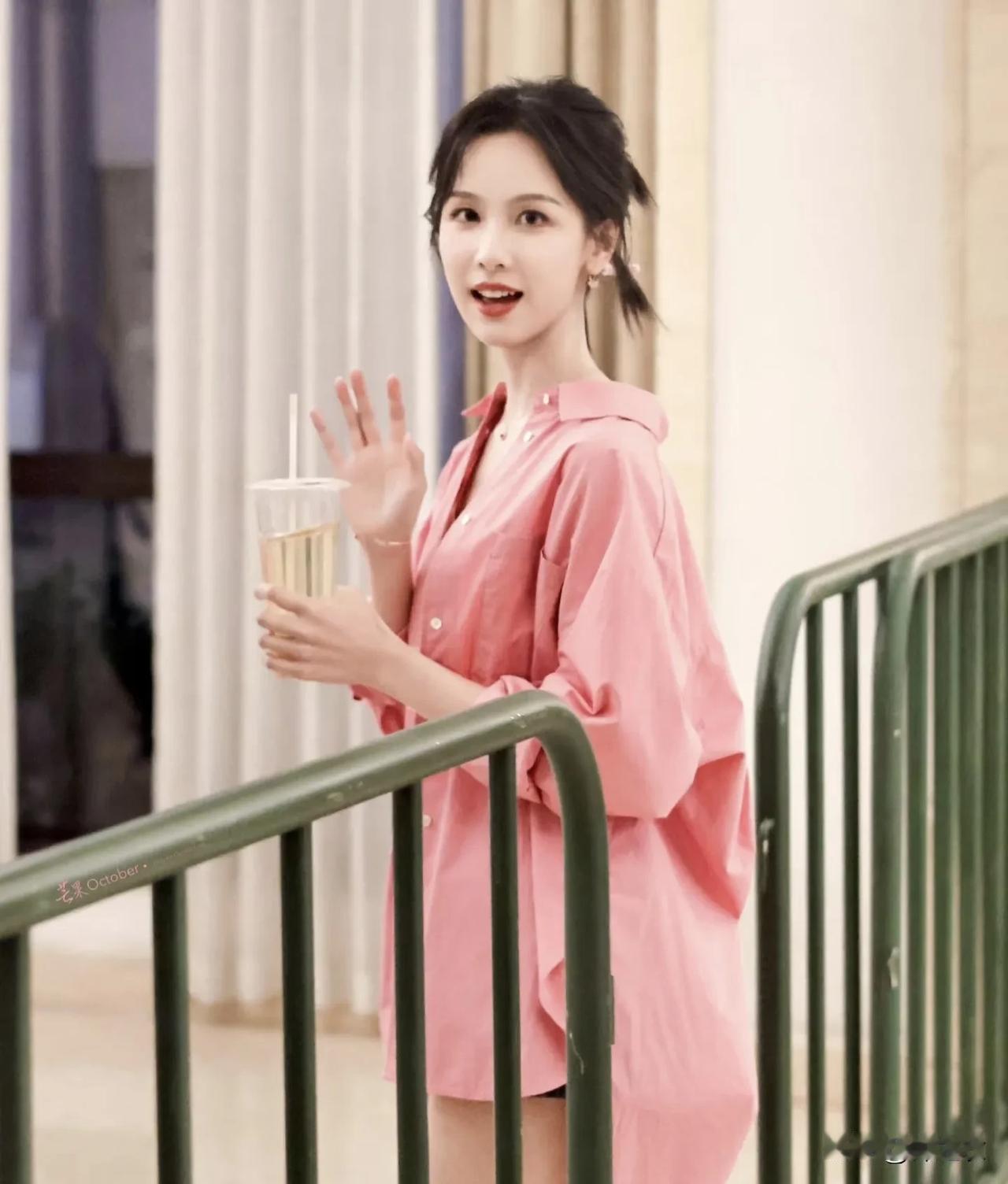 我就好感两个女明星，一个赵丽颖，一个陈都灵，她们两个感觉都是很上进坚韧的人。