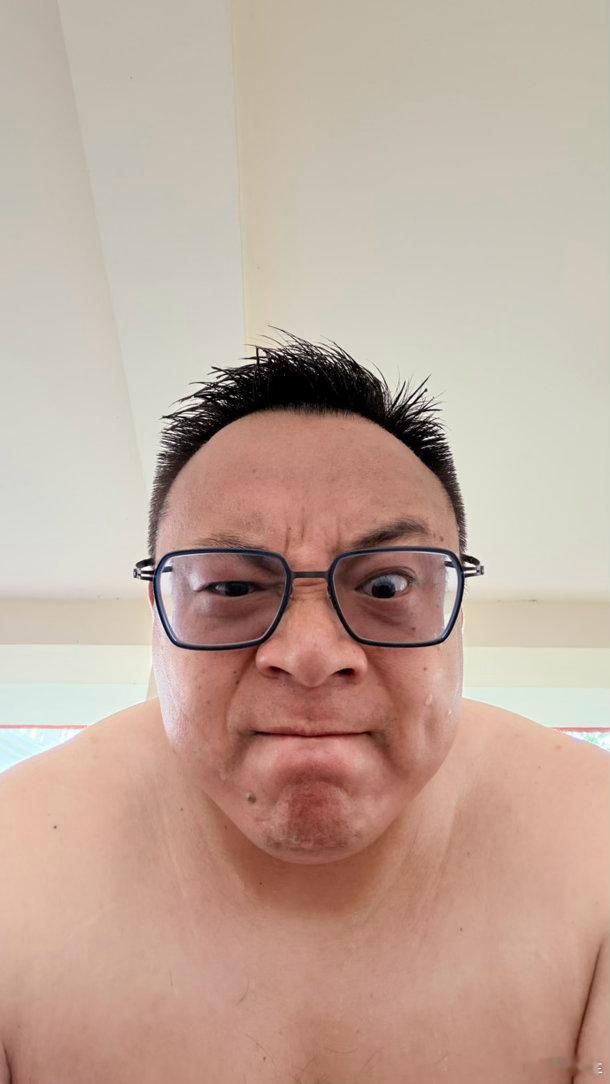 妈的谁说跑步减肥的我这个月跑了100公里了跑完胃口更好了一斤没掉。。。。我可
