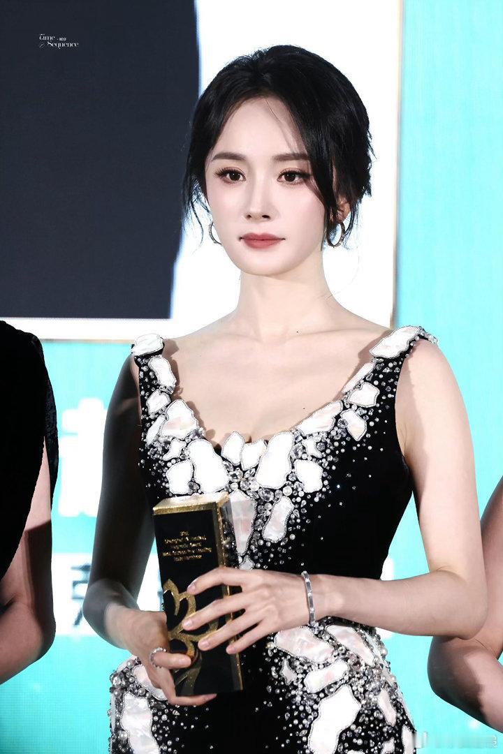 杨幂岁月没有磨灭杨幂身上的灵动，反而沉淀出独一份的从容气质，优越骨相支撑各类