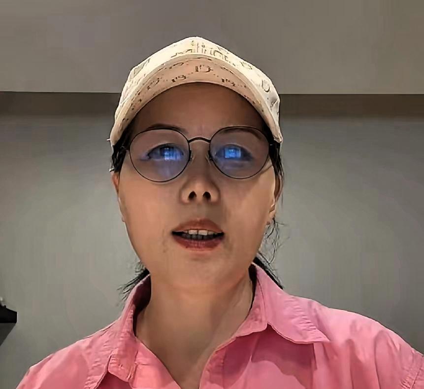 都放寒假了，小杨阿姨带着箖箖，玥儿回北京了，之前她们出去了好久，小菲可高兴了，终