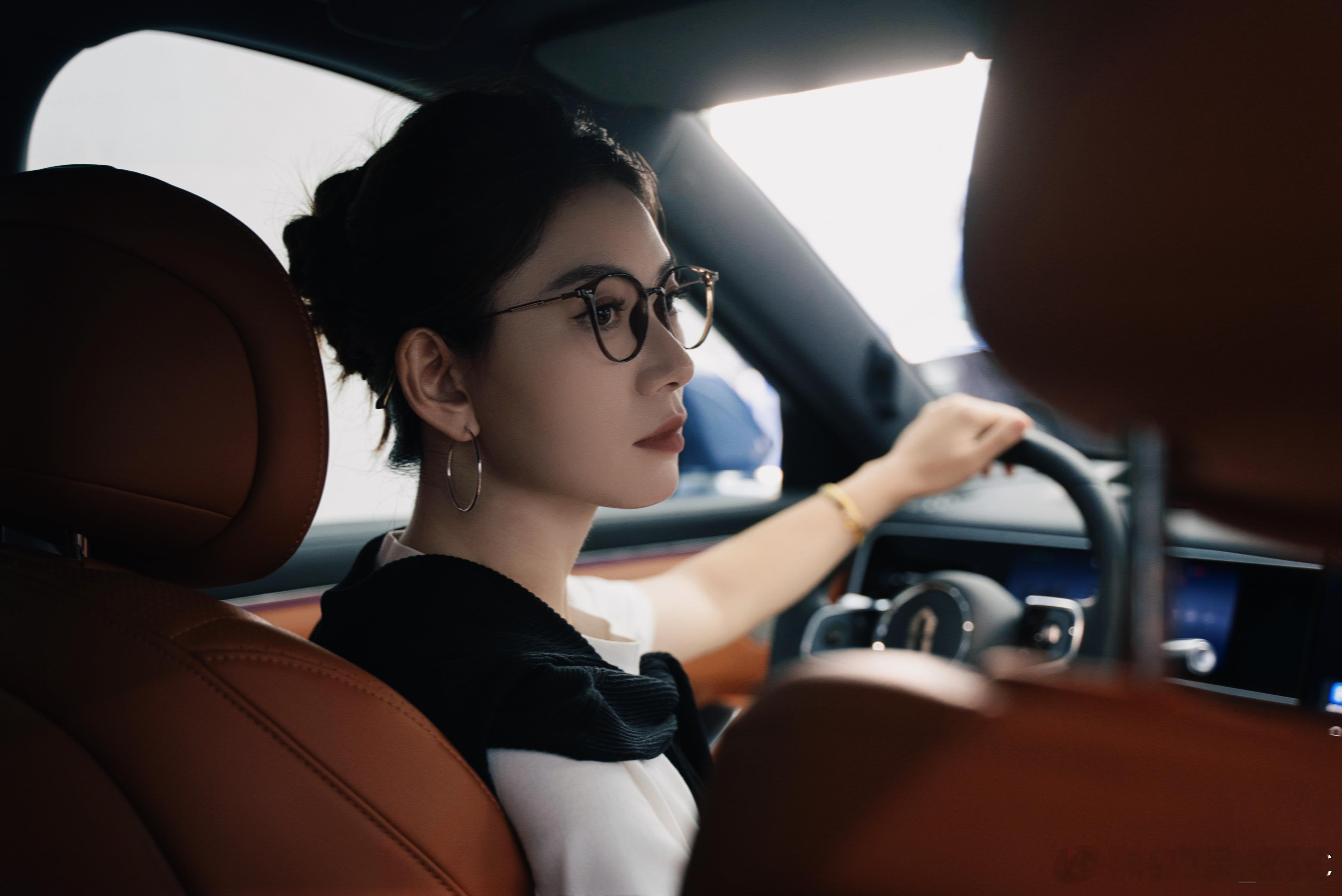 问界M7提车啦～提车那一刻真有点感慨——这车，确实值。首先是尺寸，真的唬人，我站