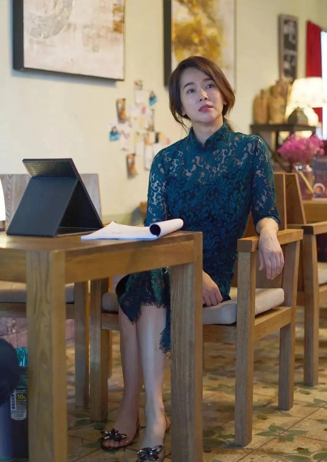 人到中年的美，从来不靠少女感硬撑看左小青这身墨绿蕾丝旗袍就懂身段舒展，眉眼从