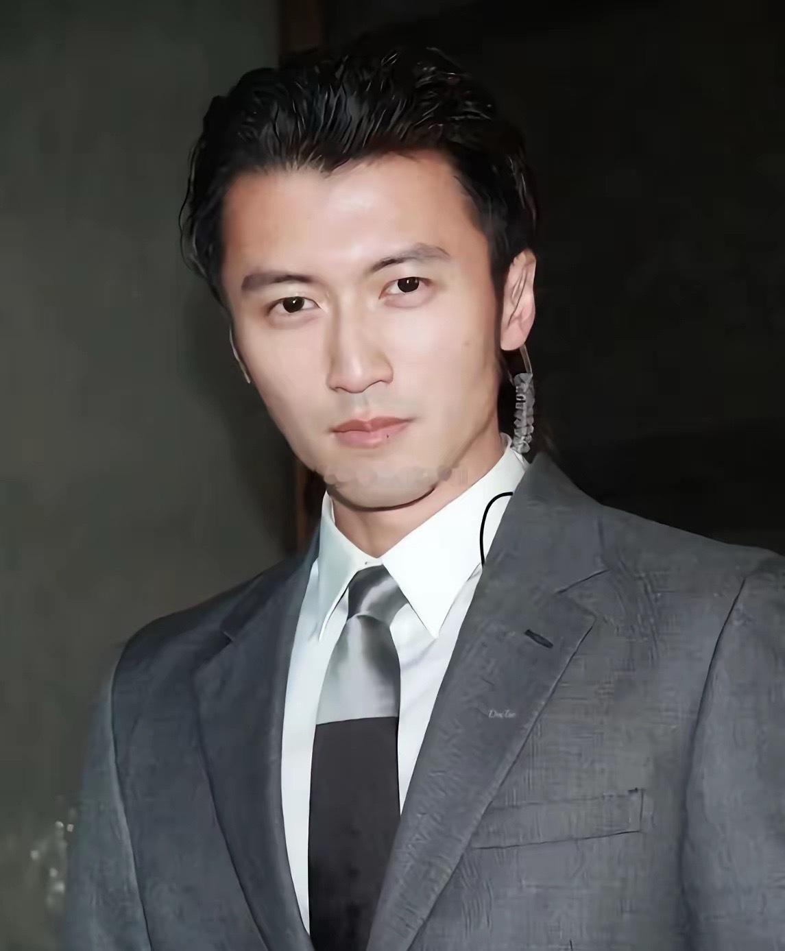 谢霆锋真的非常清醒，他虽然多情，但是他从不乱生孩子，就只有和张柏芝的婚生儿子！并