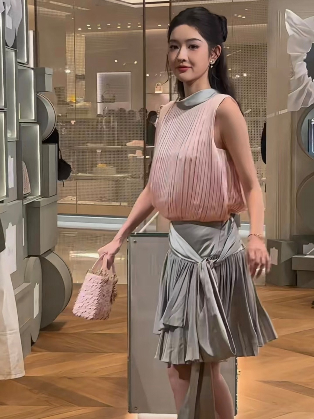 终于对王玉雯172有了实感，这么长的裙子居然都没盖到她膝盖，好逆天的身材比例！