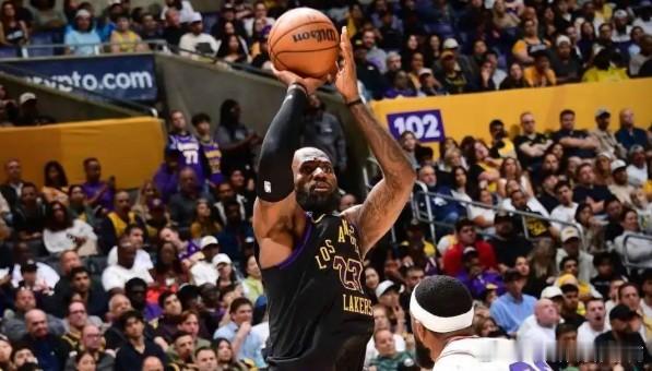 詹姆斯率队击败太阳！最近三战场均28分8篮板13助攻，这是单核老詹交出的数据统计