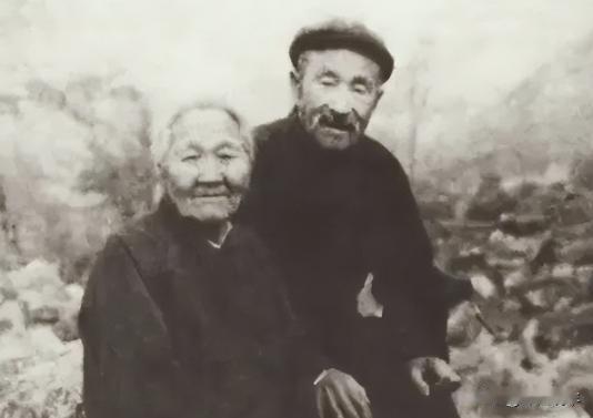 1956年3月，山东临沂沂南县公安接到举报：有个卖烧酒和狗肉的老汉，经常在山里转