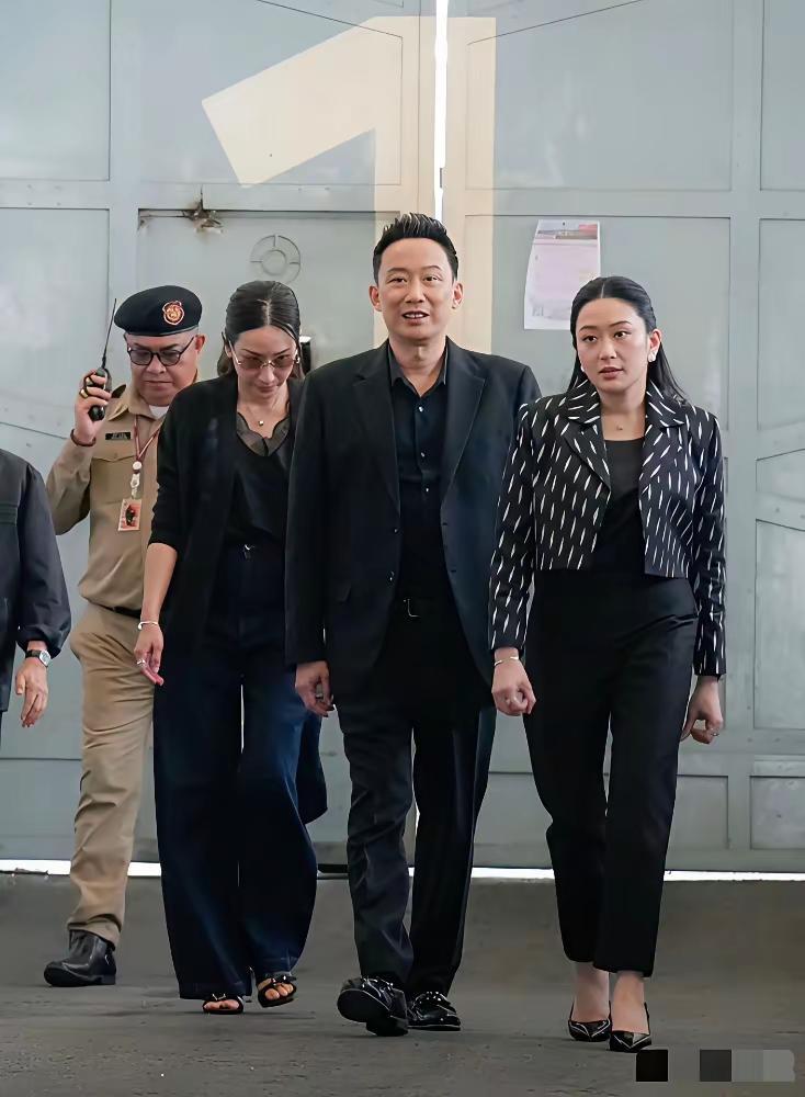 泰国原总理他信这下可满意了，他的儿子班通坦终于和他两个女儿一起来监狱看望了，可以