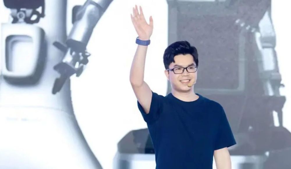 生于1993年, 百万博主“稚晖君”出任上市公司董事长