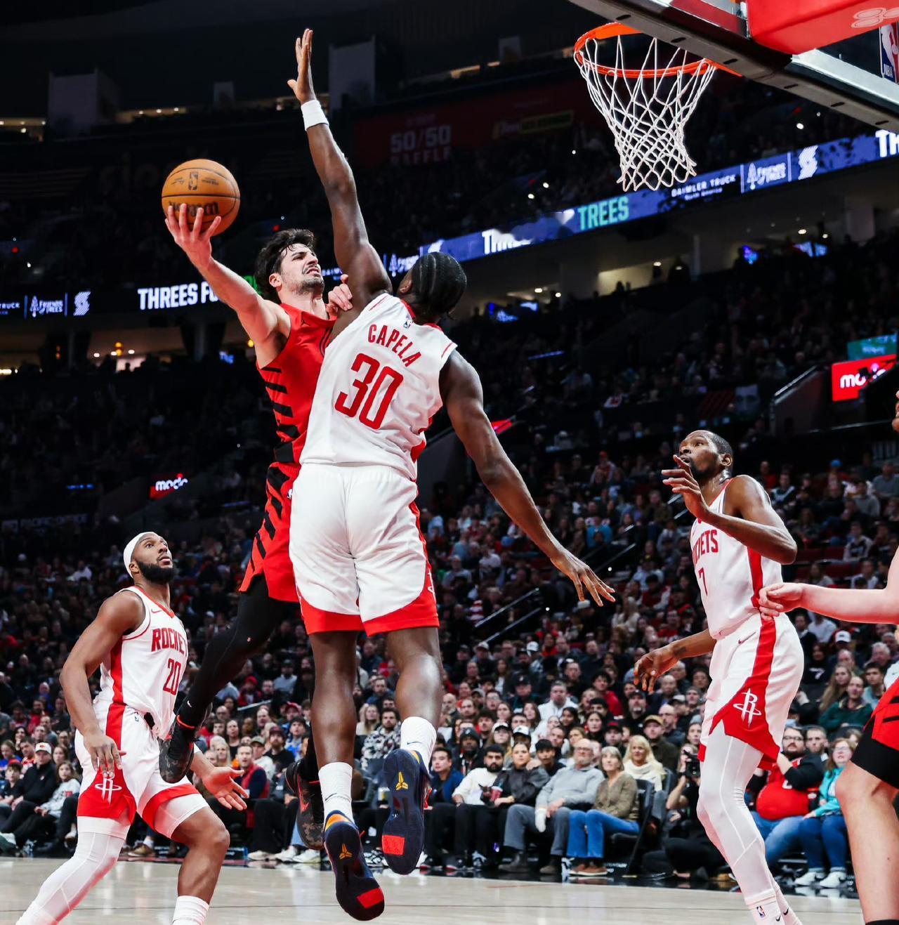 杜兰特怒摔水杯，火箭被开拓者双杀，赛后揪出2大混子。历史总是惊人的相似，两队依