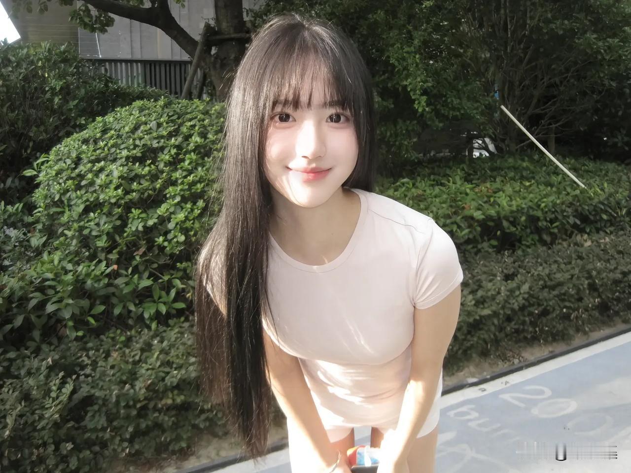 阳光下的甜美笑容，绿意盎然的户外时光。