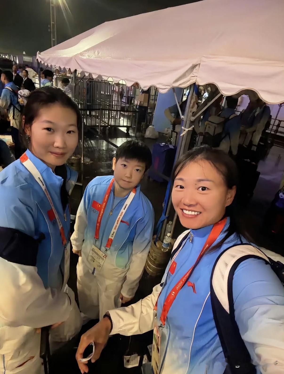 刚捡到的新图，莎莎在游轮排长队等车，当天还下着雨，这就是保障的主力的通勤，也太有