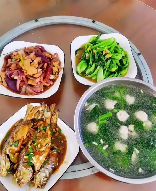 会做饭和不会做饭的都沉默了！5月9日报道，浙江杭州一女子上门给客户做饭，四菜