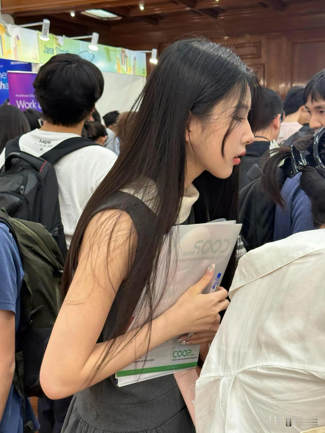 这位美女都这么漂亮了，居然也还要排队投简历，现在找工作太难了