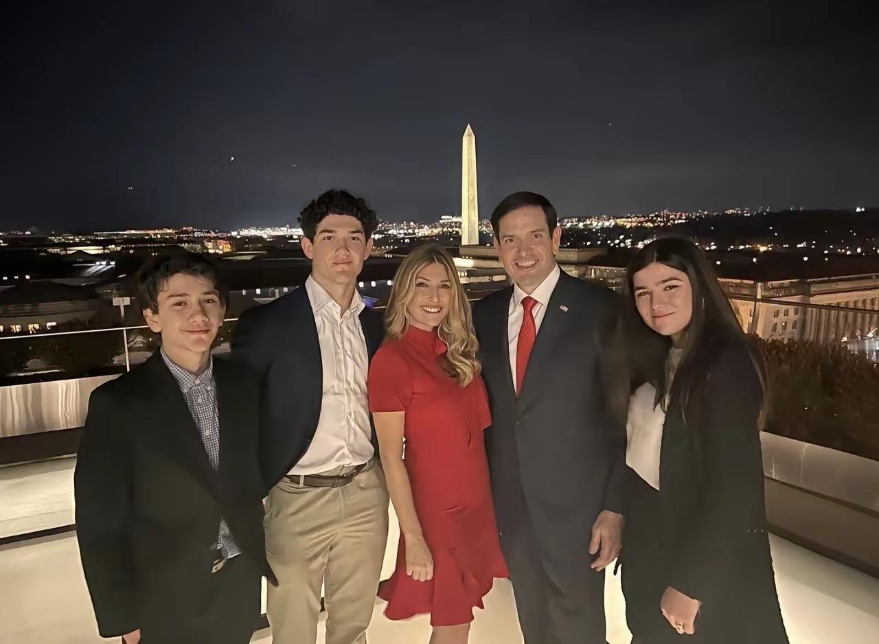 美国国务卿鲁比奥全家在华盛顿特区一处高层观景平台上的全家福，背后的华盛顿纪念碑清