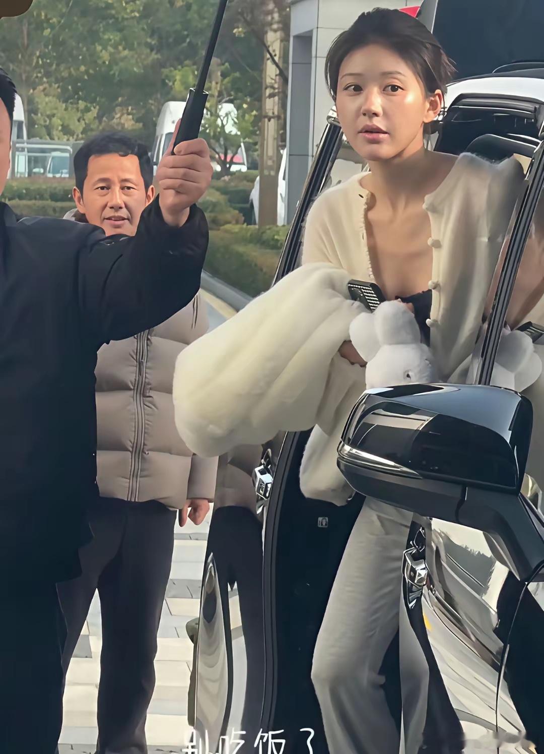 和爸爸长得一摸一样，不知道那些说整容的怎么想的​​​