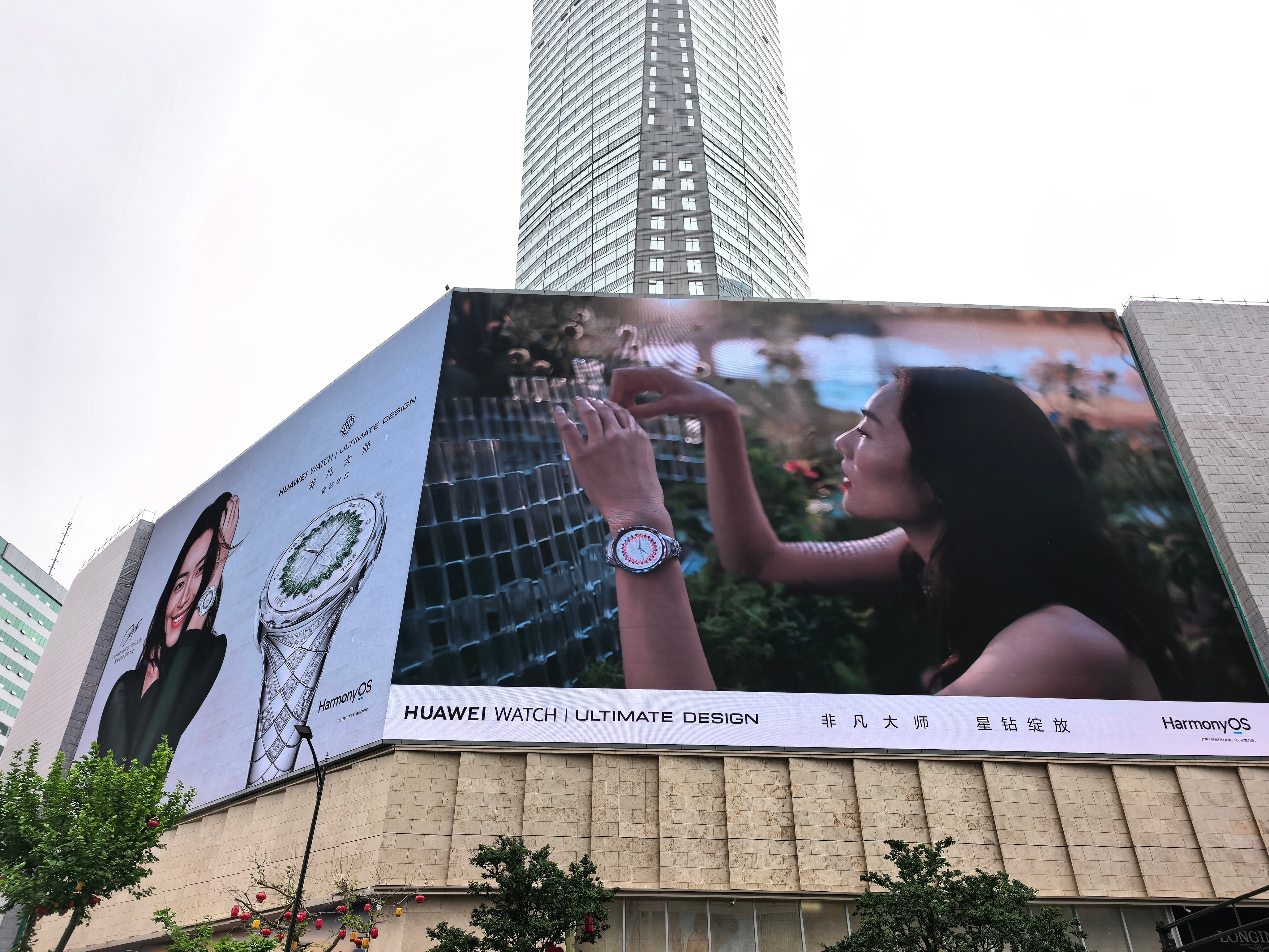 星钻绽放品牌大使刘雯亮相上海、重庆、南京地标大屏!！华为WATCH非凡大师华为