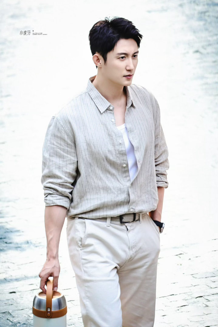 黄景瑜把防晒喷雾喷嘴里了黄景瑜把防晒喷雾喷进嘴里今日快乐源泉上线！黄景瑜无心小失