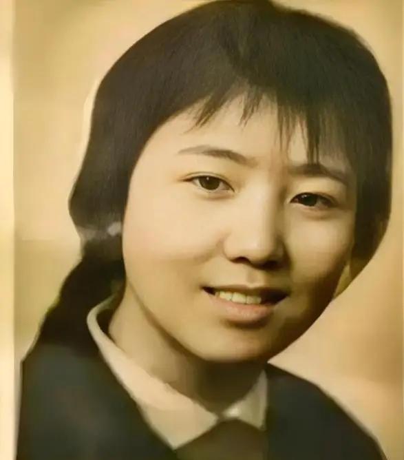 1972年，泥瓦匠张复生娶了城里的女知青，晚上睡觉他发现妻子的腰变粗了。他以为妻
