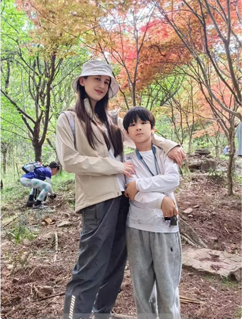 离婚1年后，黄圣依边工作边带小儿子，9岁儿子出镜会看全英文的书