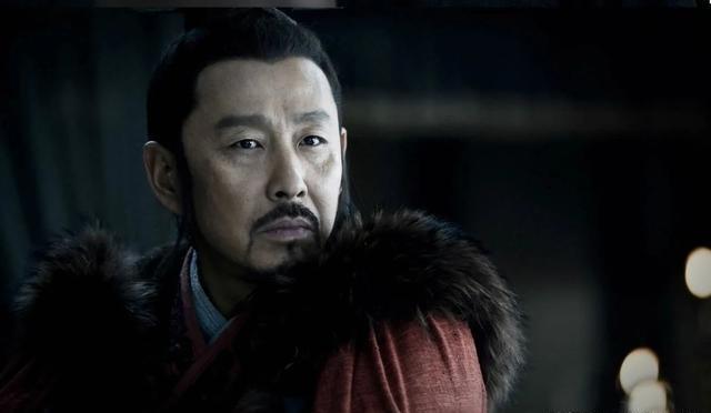 公元前205年4月，逃跑的马车内，刘邦拔出刀，怒目圆睁，对着夏侯婴吼道：“再不把