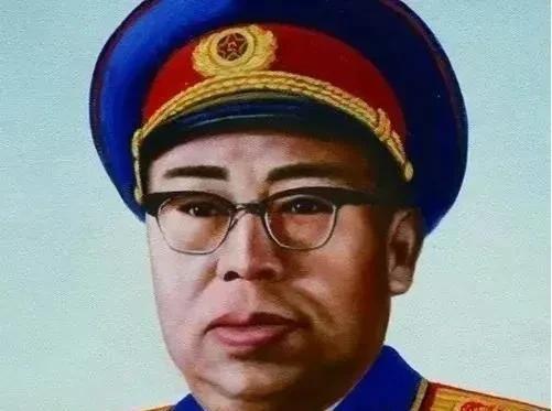 1942年，一名战士正在洗衣服时，罗荣桓偶然路过，看到这名战士拿着衣服擦拭石头，