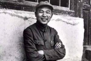 1937年，344旅很排外，只认旅长徐海东，两大元帅都镇不住。毛主席闻此，怒气说
