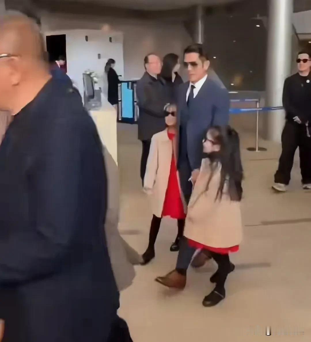 郭富城刚刚结束西安演唱会回港，就带着老婆方媛和两个女儿来马场看赛马了。郭富城穿