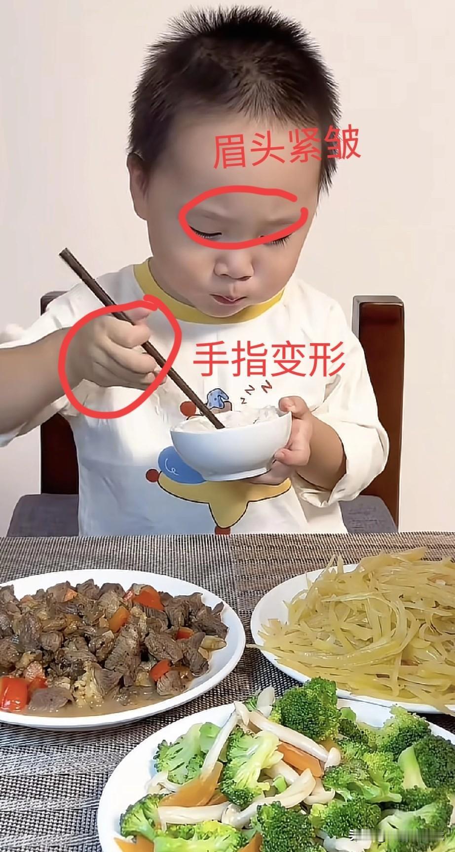 朋友是幼师，她说米乐这个年纪应该上幼儿园了，却还在家里当吃播，对比她学生，米乐各