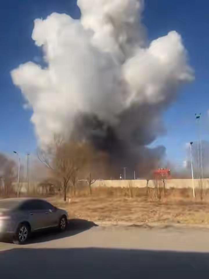 揪心！巨大爆炸声从包头一厂区传出，现场烟尘形成蘑菇云，周边多处建筑门窗玻璃被震碎