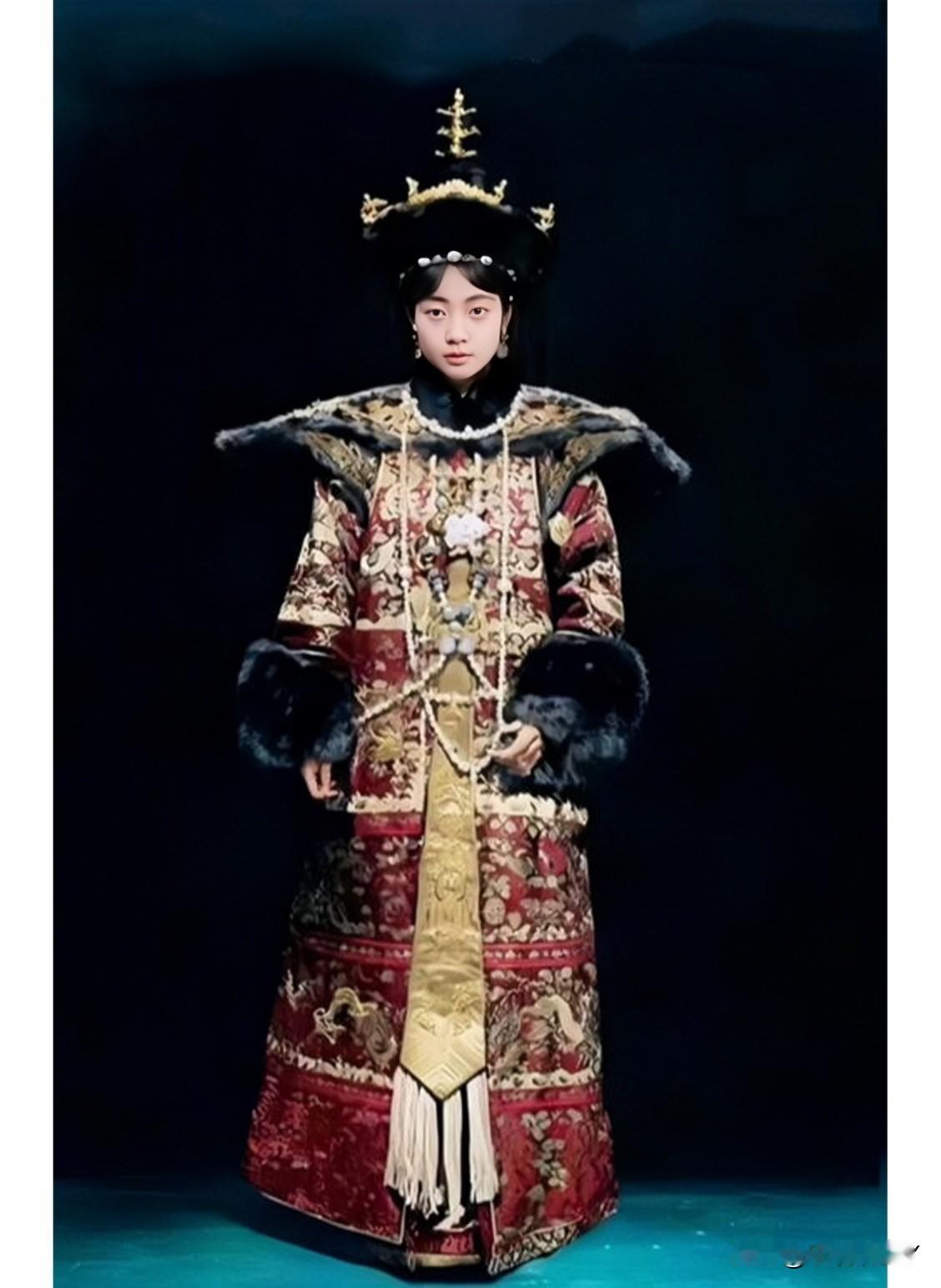 这是末代皇后婉容大婚时的一张老照片，拍摄于1922年的紫禁城内廷。这可不是演戏，