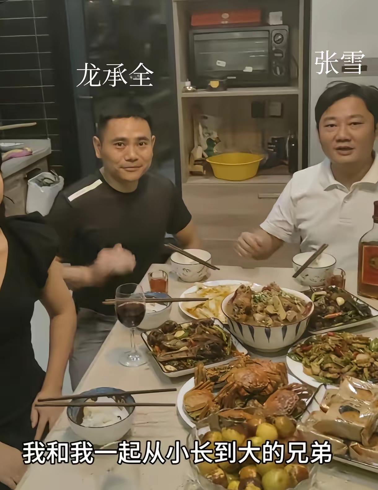 这年头谈兄弟情，总有人觉得虚，可看完张雪和龙承全的故事，才懂真正的发小，是能托住