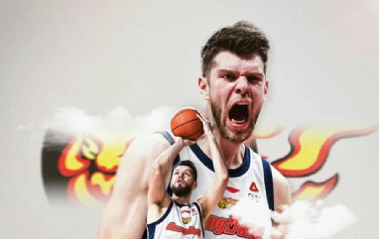 广东队最新消息，新外援抵达东莞！昨天，2米10中锋拉科塞维奇，通过个人网络平台