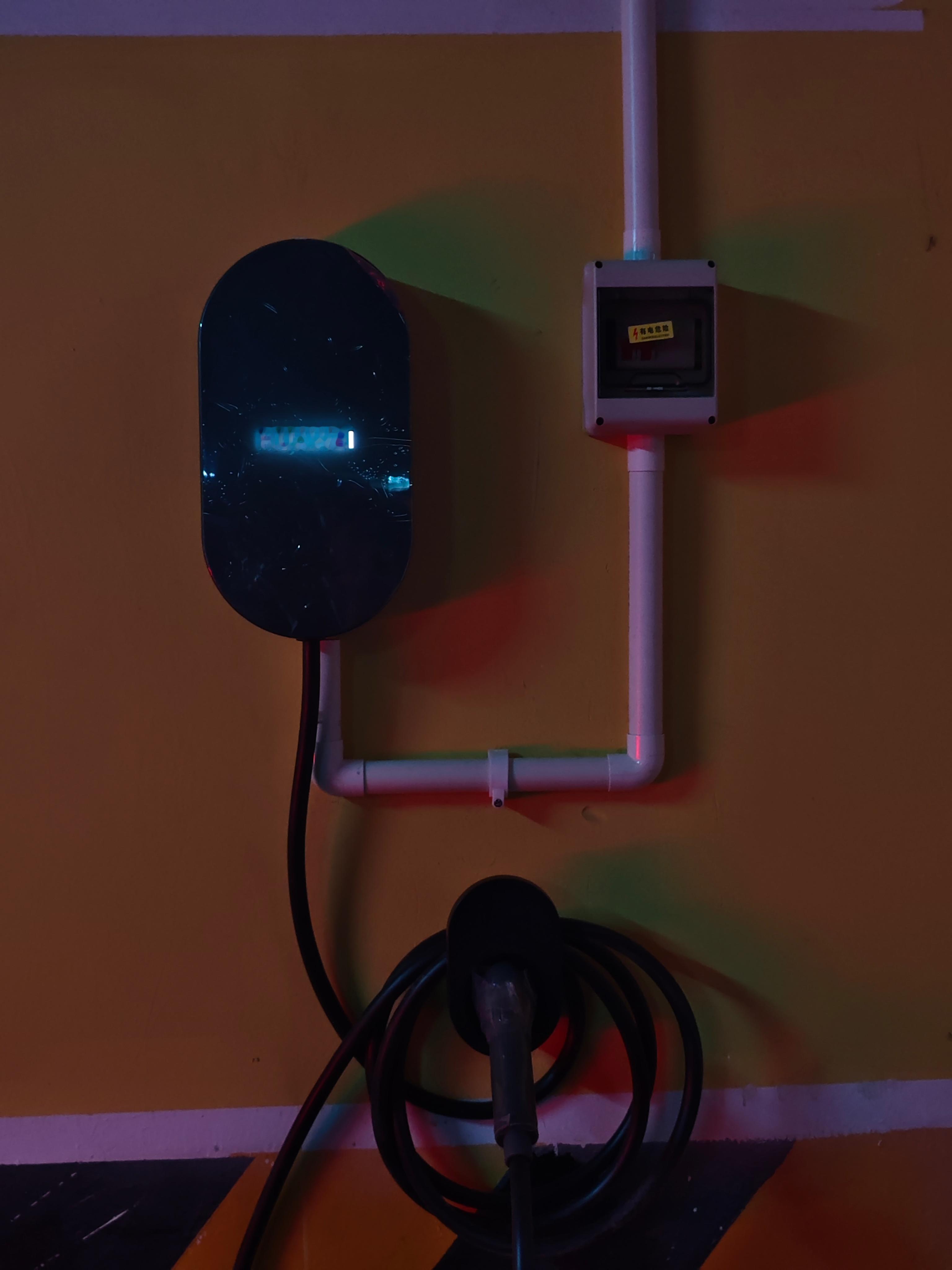 等了两年，我车位后面的集中供电电表终于有了，然后马上也安了家充桩了，终于能在家奶