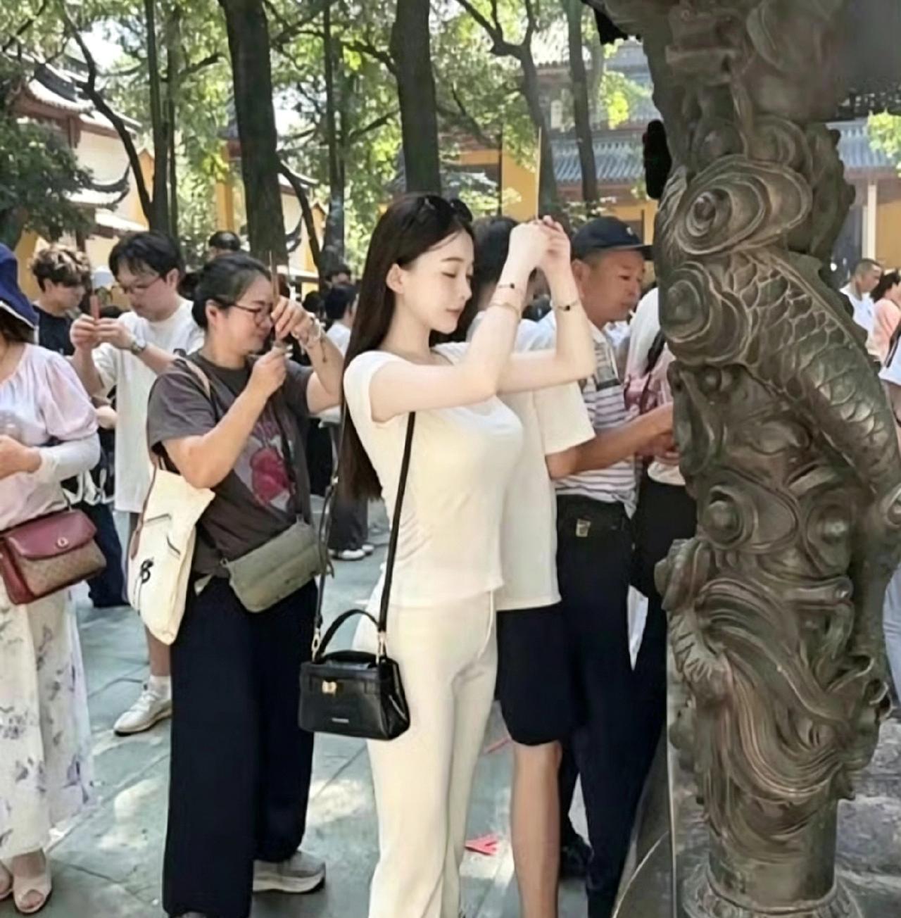 这么漂亮应该什么都不缺了吧，还要在求什么？