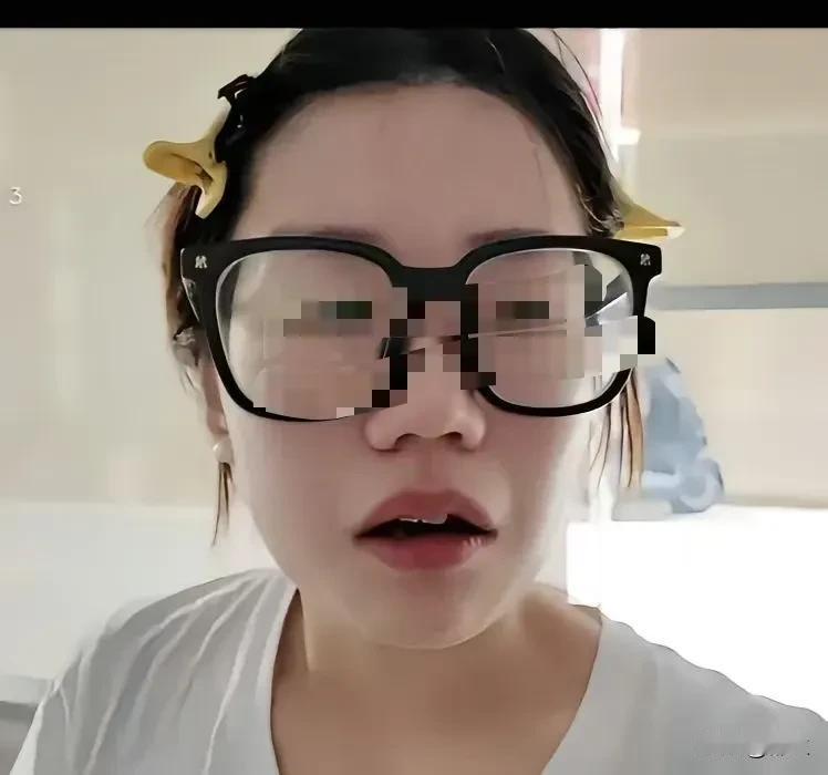 这个时候，轻松熊的父母就应该站出来制止女儿陈锦婷了。这件事闹得沸沸扬扬，且都不支
