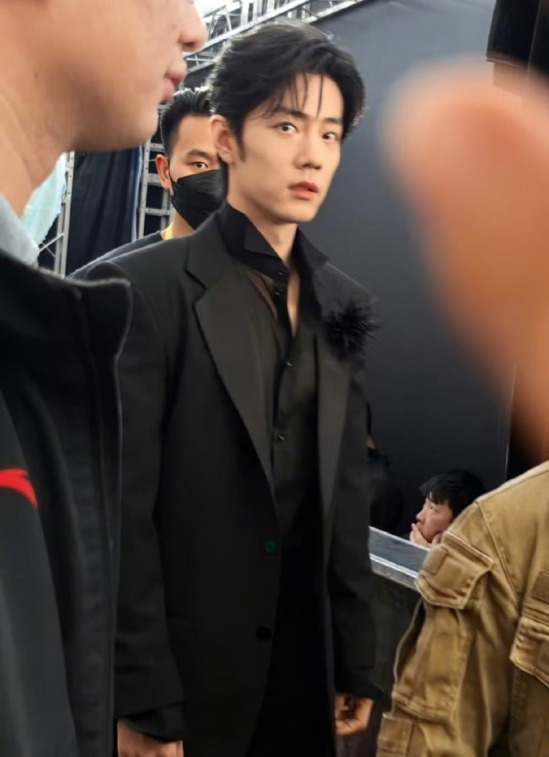 肖战现身大学生电影节红毯，此男的状态更是好到恐怖如斯