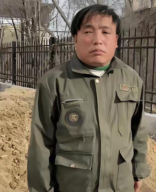 2008年，宋小宝拜访师傅赵本山时说：“你能不能收我一个朋友为徒？他有极高的喜剧