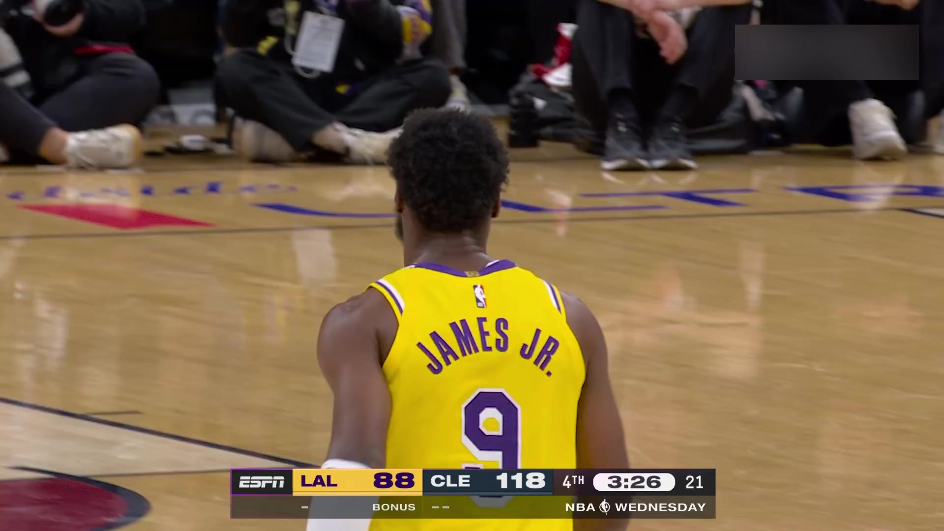 布朗尼抢断暴扣全场欢呼