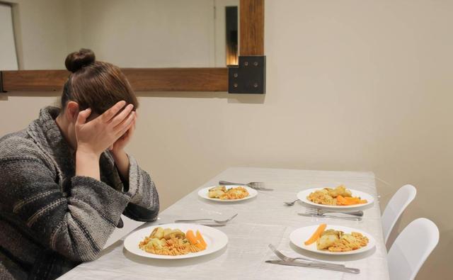 一位著名教授非常现实的话：只要不吃晚饭，总会瘦得很快，可不吃晚饭真的很痛苦。一