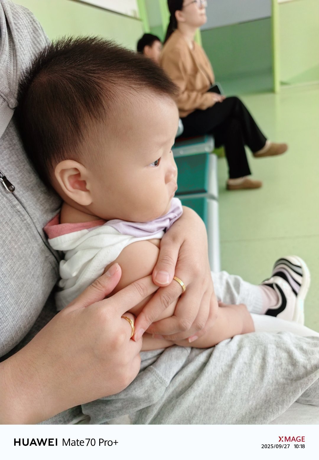 又带小宝来打疫苗，不得不说她太勇敢了，竟然一点不哭。以致于她妈说，比我还厉害。[