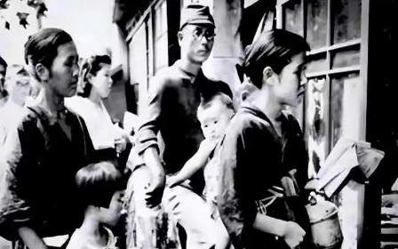 1941年，十来个鬼子押着七个赤身裸体、身上有伤的中国女人，对着一群新兵大喊一声