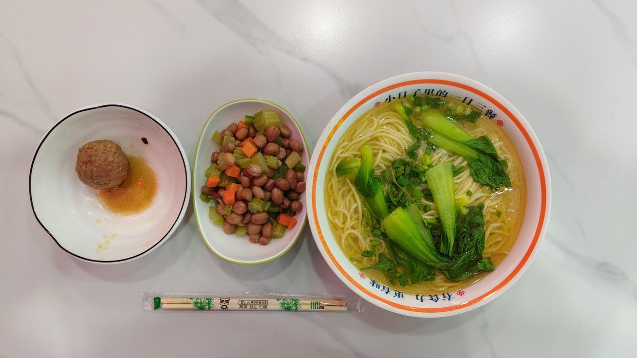 今晚吃了顿晚饭，一碗重庆清汤小面就要16元，还加了6元的生米和2元丸