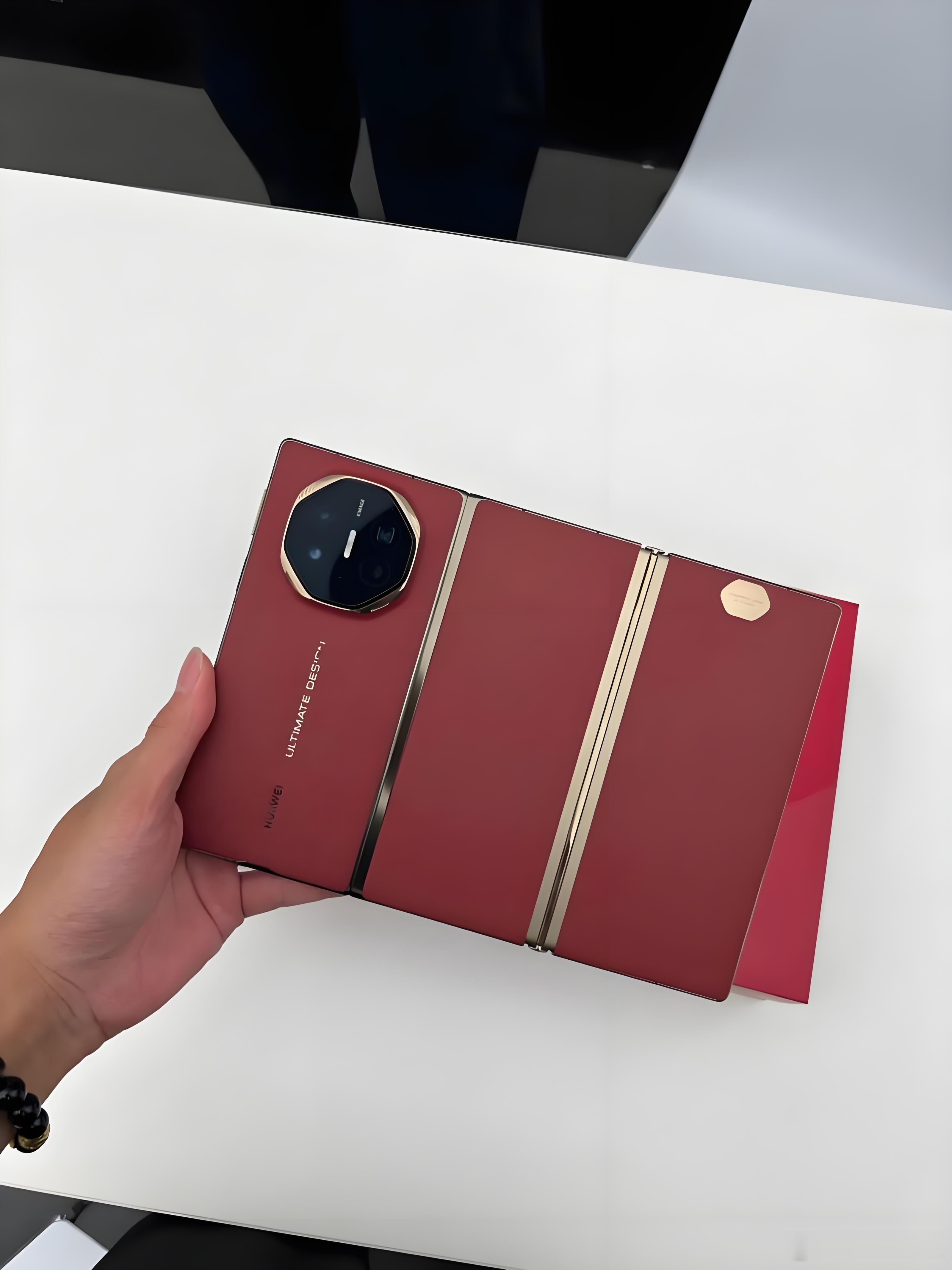 正常人都会认为华为的三折叠方案比三星的更好吧？只有需要贬低华为的时候，三星才会被